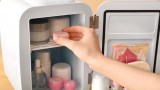 ein kleiner Kühlschrank für Kosmetikprodukte