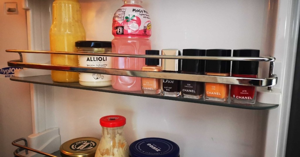 Kosmetik im Kühlschrank: Nagellack steht in der Kühlschranktür