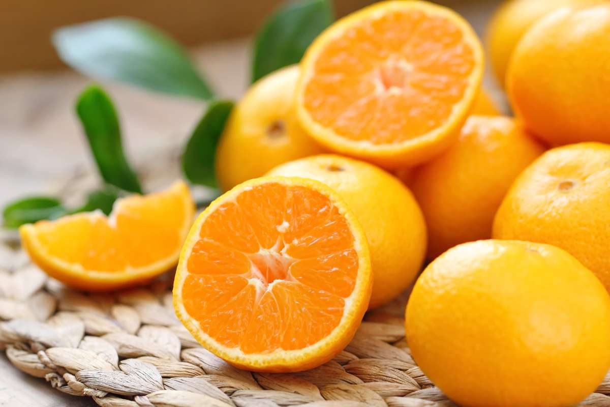 Gelbe frische Orangen auf einem Tisch.