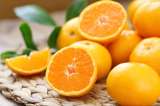 Gelbe frische Orangen auf einem Tisch.