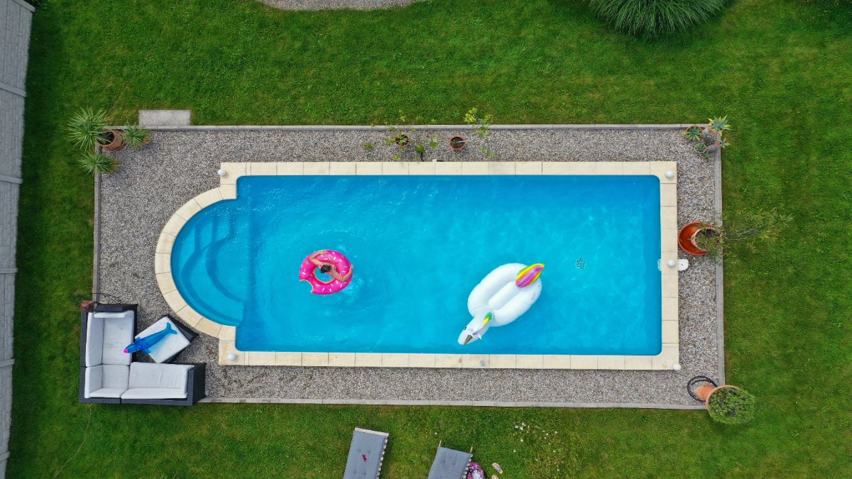 Ein Pool in einem Garten.