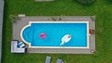 Ein Pool in einem Garten.