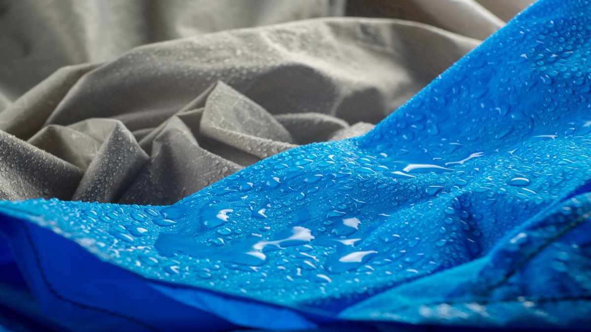 Eine blaue Regenjacke wird gewaschen.