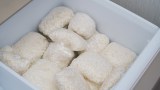 Reis liegt zum Einfrieren in Tüten verpackt in einem Tiefkühlfach.