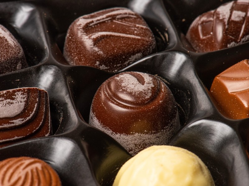 Pralinen aus Schokolade, die nach dem Einfrieren weiße Stellen haben.