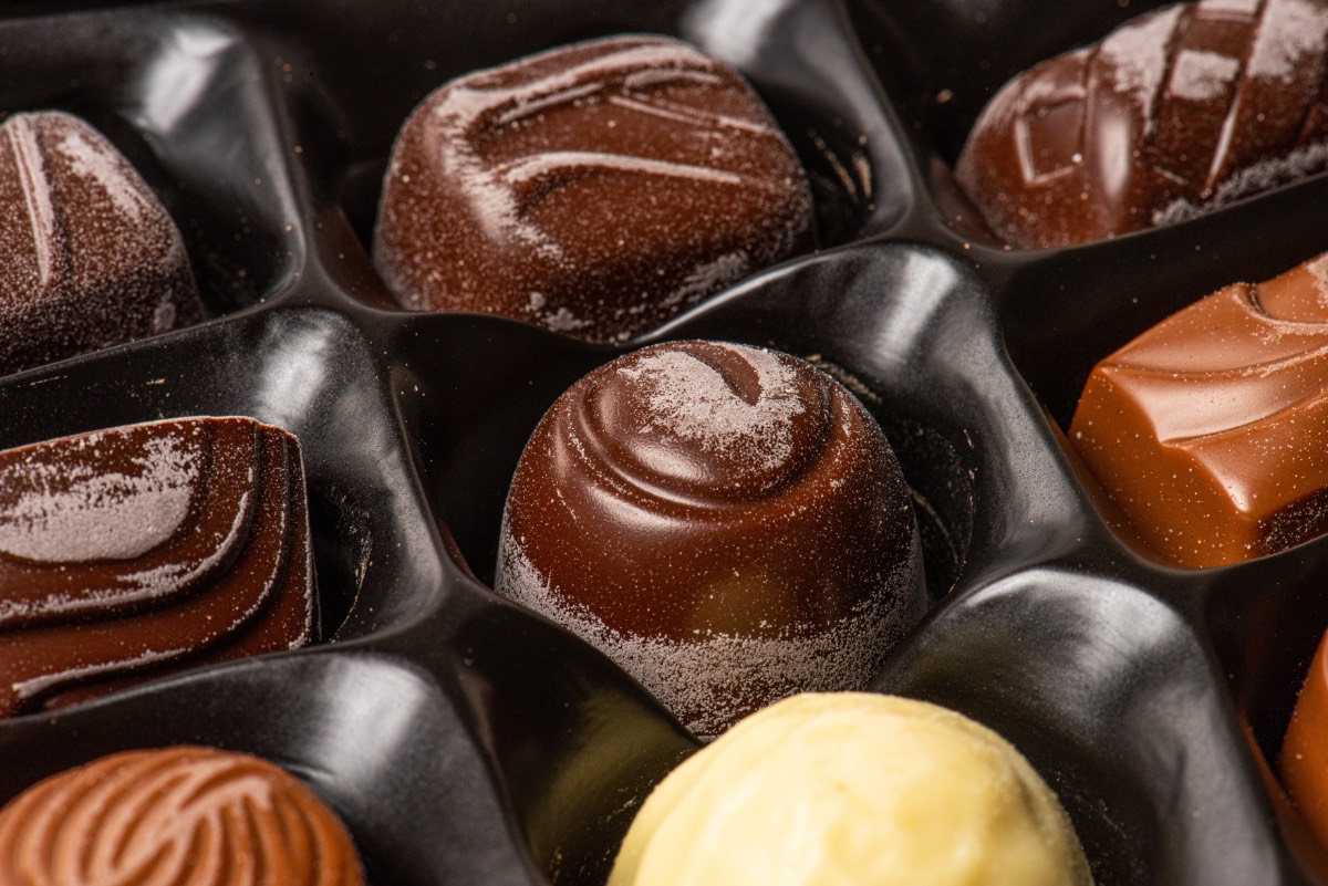 Pralinen aus Schokolade, die nach dem Einfrieren weiße Stellen haben.