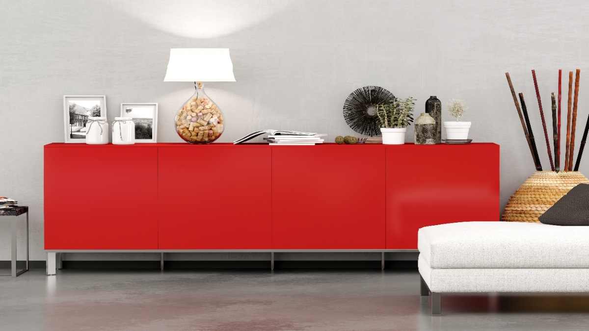 Ein rotes Sideboard mit schöner Dekoration.