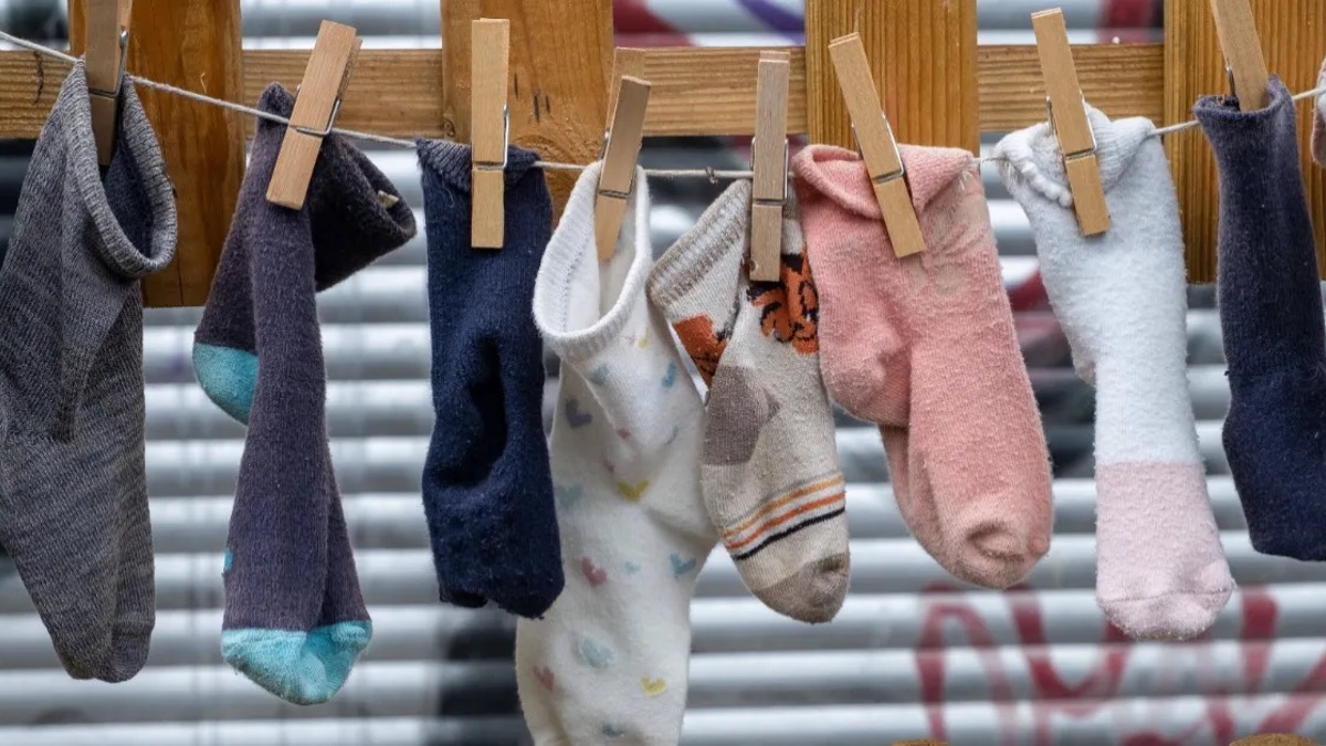 Socken auf der Wäscheleine.
