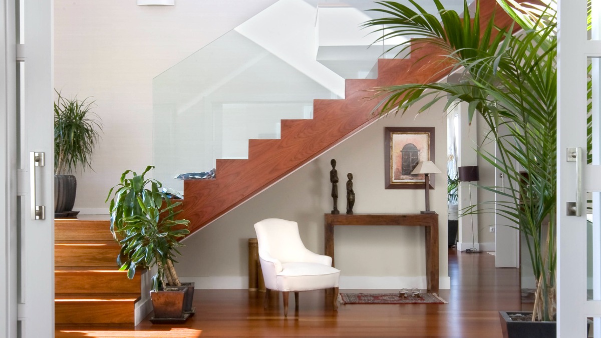 Wohnzimmer mit einer Treppe, die ins Obergeschoss führt