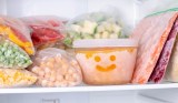 Suppe in einem Frischebehälter steht zum Einfrieren in einem Tiefkühlfach.
