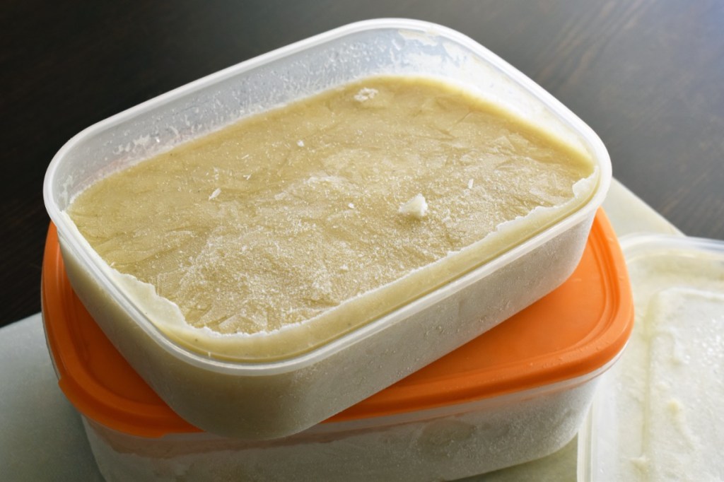 Eingefrorene Suppe in einem Tupperbehälter.
