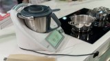 Ein Thermomix neben einer Herdplatte.