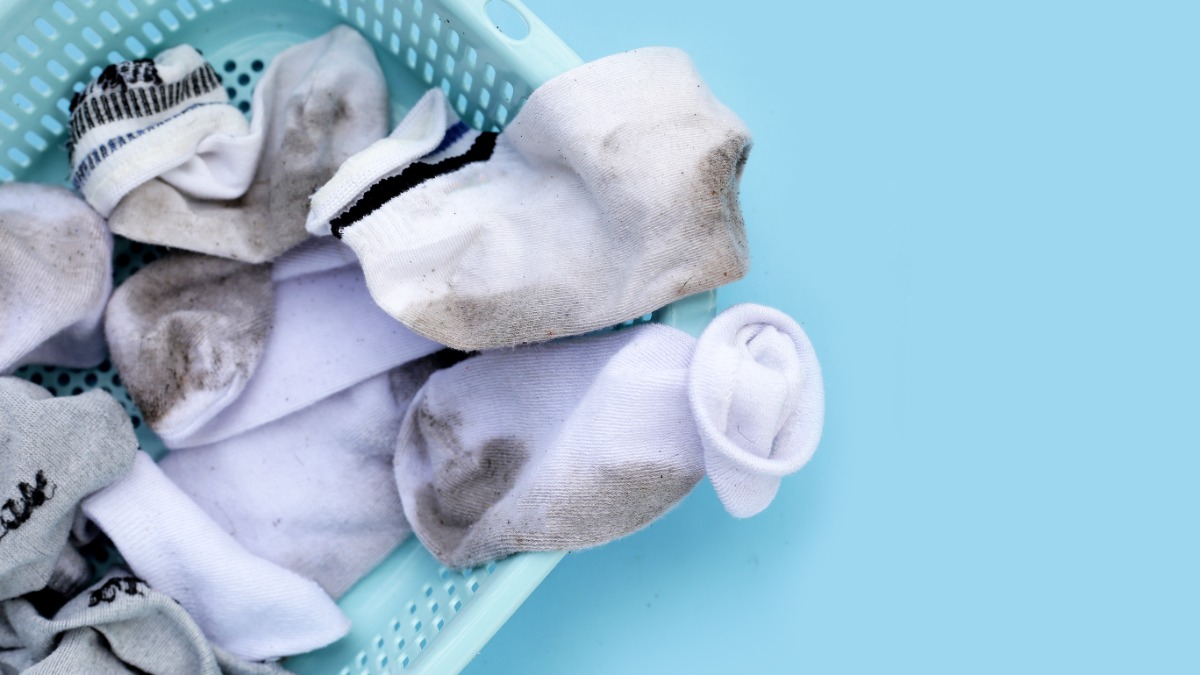 schmutzige weiße Socken in einem Wäschekorb