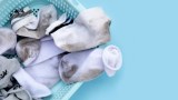 schmutzige weiße Socken in einem Wäschekorb