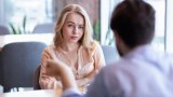 Gelangweilte Frau beim Date mit einem Mann im Cafe
