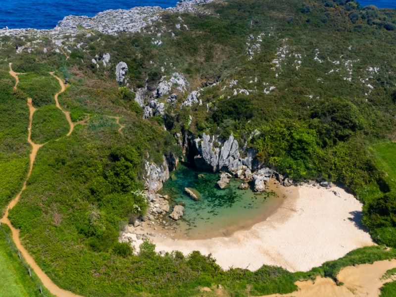 Ein kleiner Binnenstrand in einer Bucht.