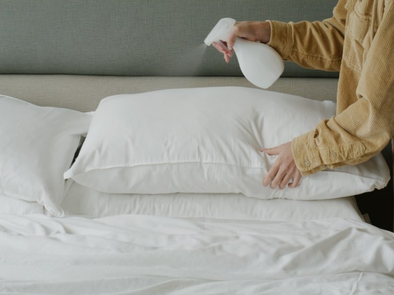 Wäsche: Dieser Sprüh-Trick zaubert faltenfreie Bettwäsche wie im Hotel