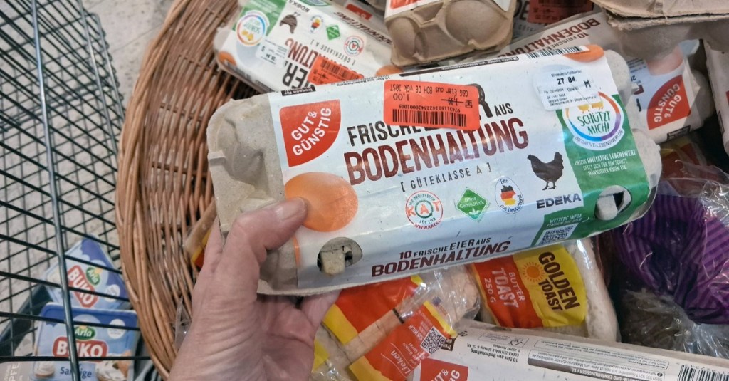 Eine Packung Eier ist mit einem Aktionspreis ausgeschildert.