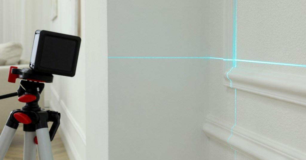 eine Wohnungsgröße wird mit einem Laser ausgemessen
