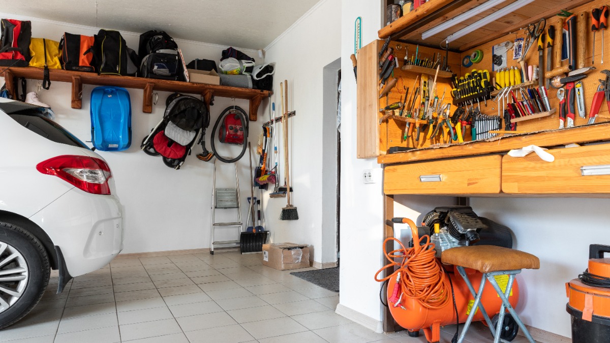 ein weißes Auto steht in einer Garage