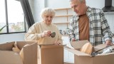 zwei Senioren packen Kisten ein
