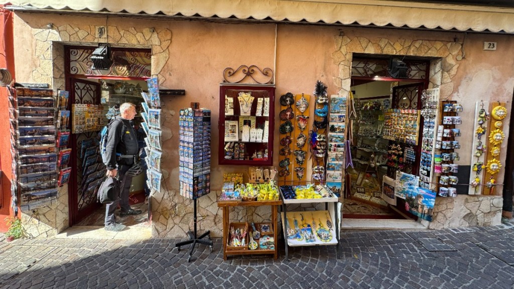 10. Mitbringsel im Souvenirshop kaufen