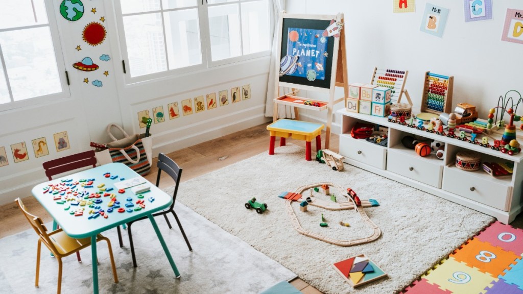 ein hell eingerichtetes Kinderzimmer für Jungen