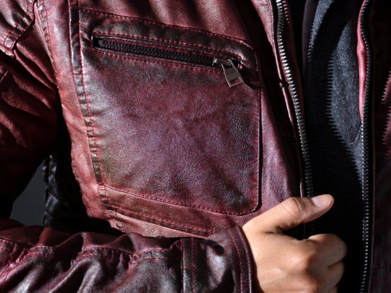 Eine dunkelrote Jacke aus Kunstleder.
