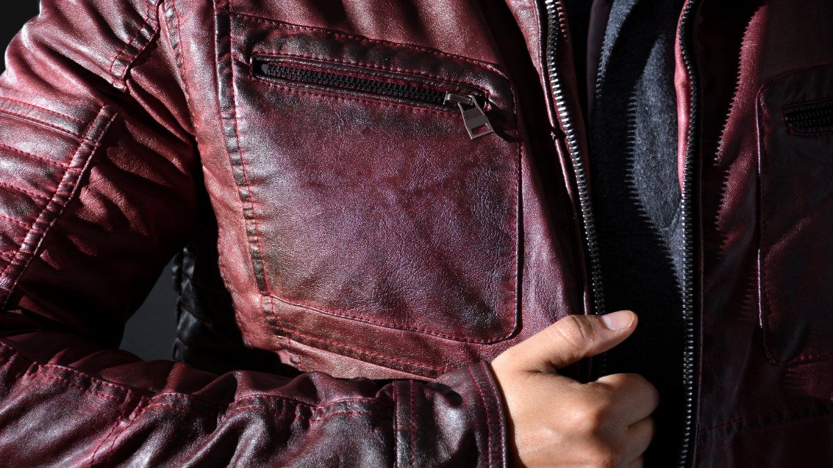 Eine dunkelrote Jacke aus Kunstleder.