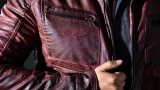 Eine dunkelrote Jacke aus Kunstleder.