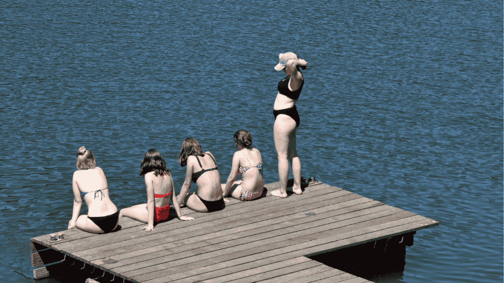 mythen badesee, schwimmerinnen auf einem steg am see
