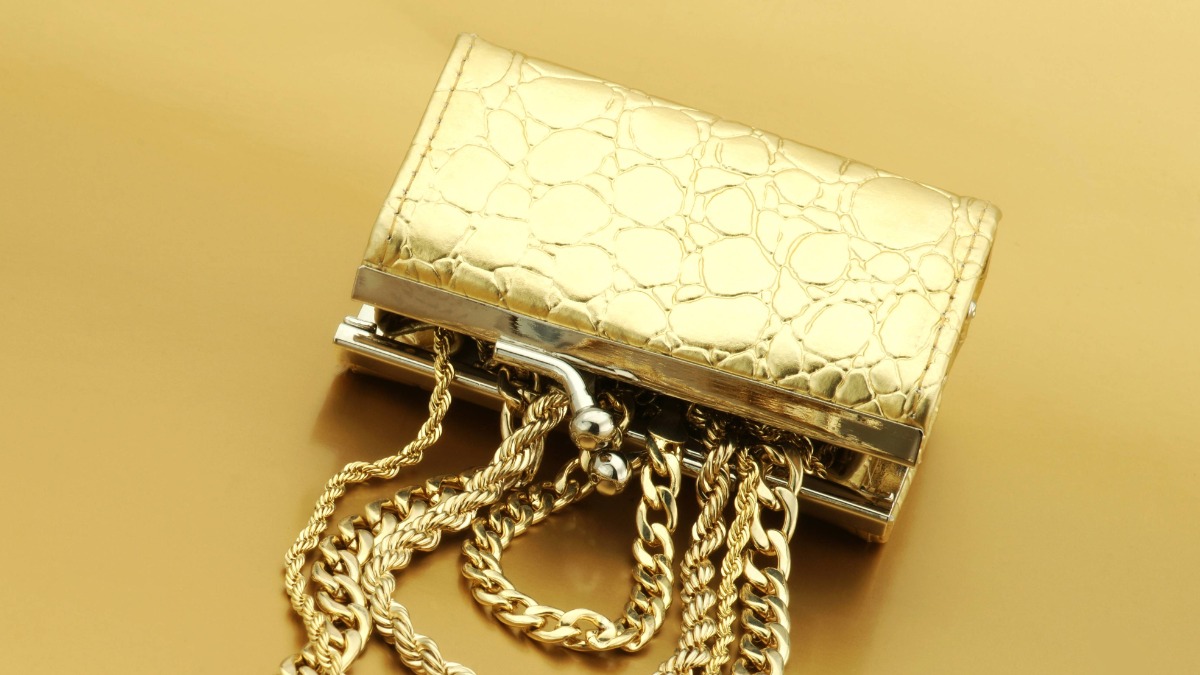 eine goldene Schmuckschatulle mit Schmuck