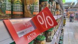 ein Angebotsschild an einem Regal im Supermarkt