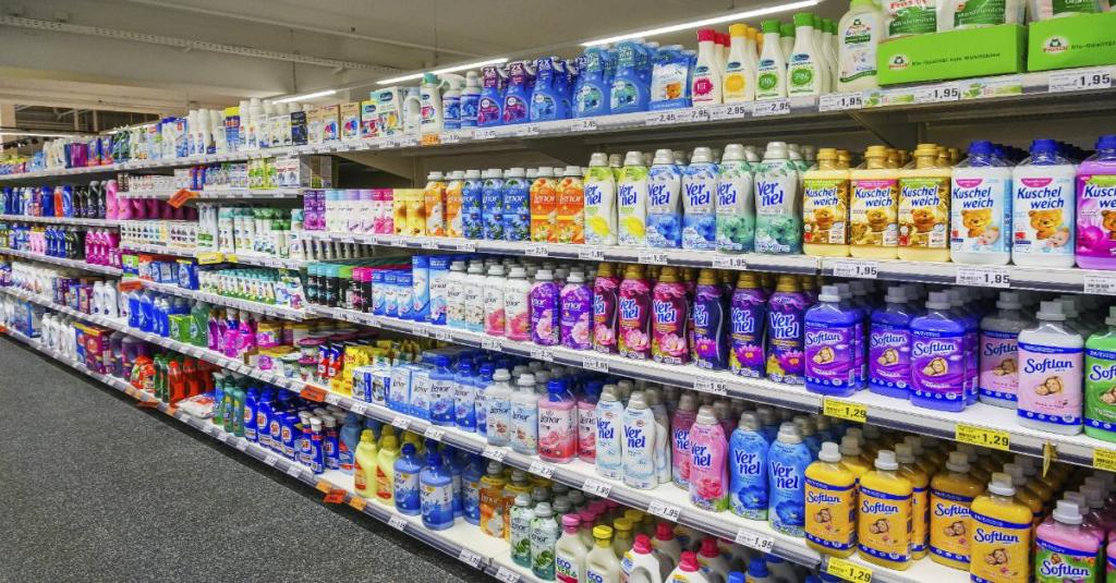 Verschiedene Waschmittel im Supermarkt.