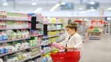 Eine Frau kauft Waschmittel im Supermarkt.