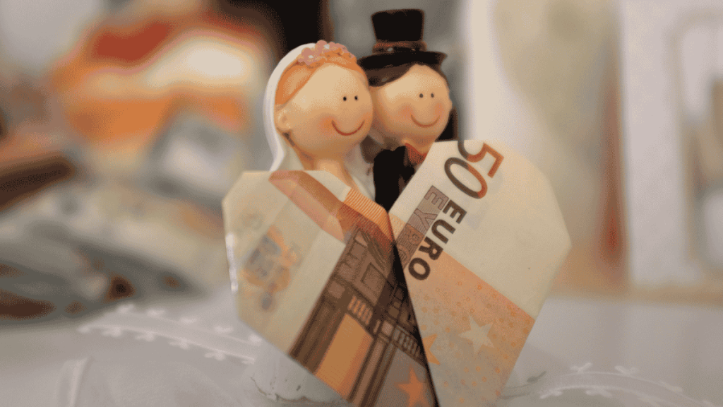 wie viel geld zur hochzeit schenken, Geldschein in Herzform, Geldgeschenk zur Hochzeit
