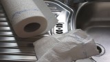Spülmittel wird mit einer Zewa-Küchenrolle aufgesaugt.