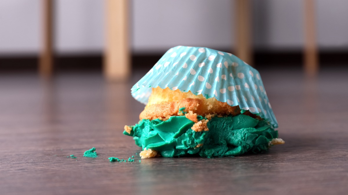ein Muffin liegt auf dem Fußboden