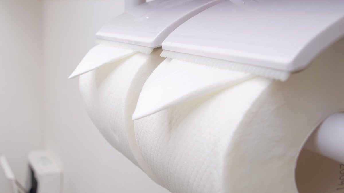 Zwei Klopapierrollen mit gefaltetem Rollenende.
