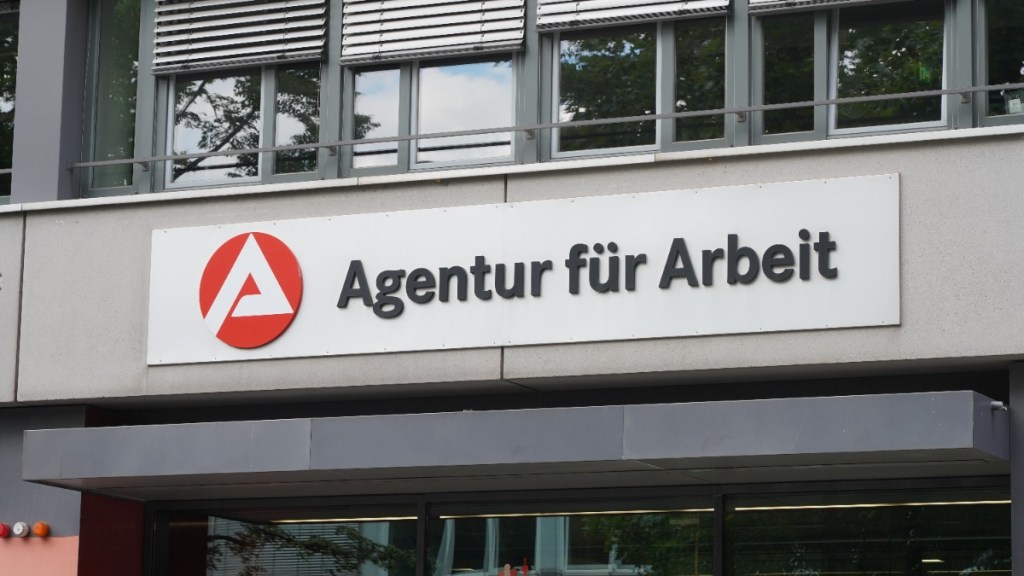 Ein Gebäude mit der Aufschrift "Agentur für Arbeit"