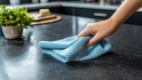 Küchenarbeitsplatte wird mit einem Tuch gereinigt