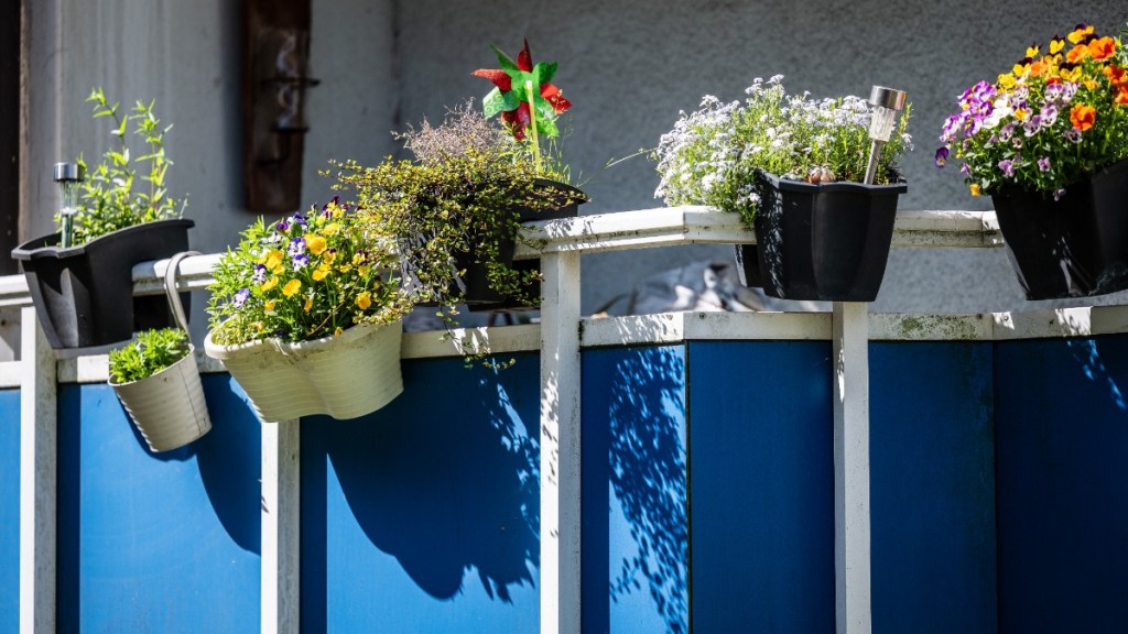Blumenkästen hängen an einem Balkon