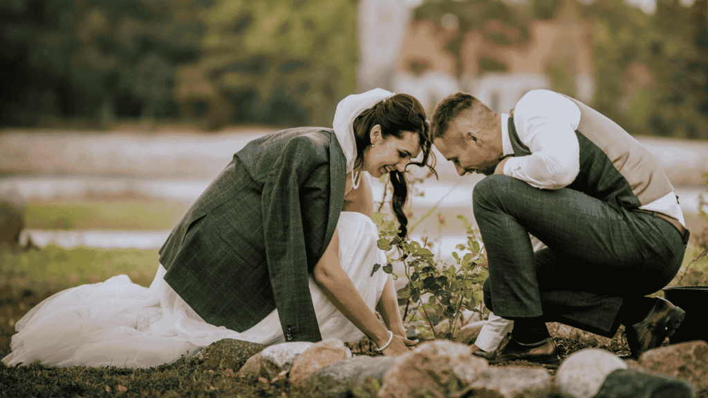 deutsche hochzeitsrituale, Paar pflanzt eine Rose