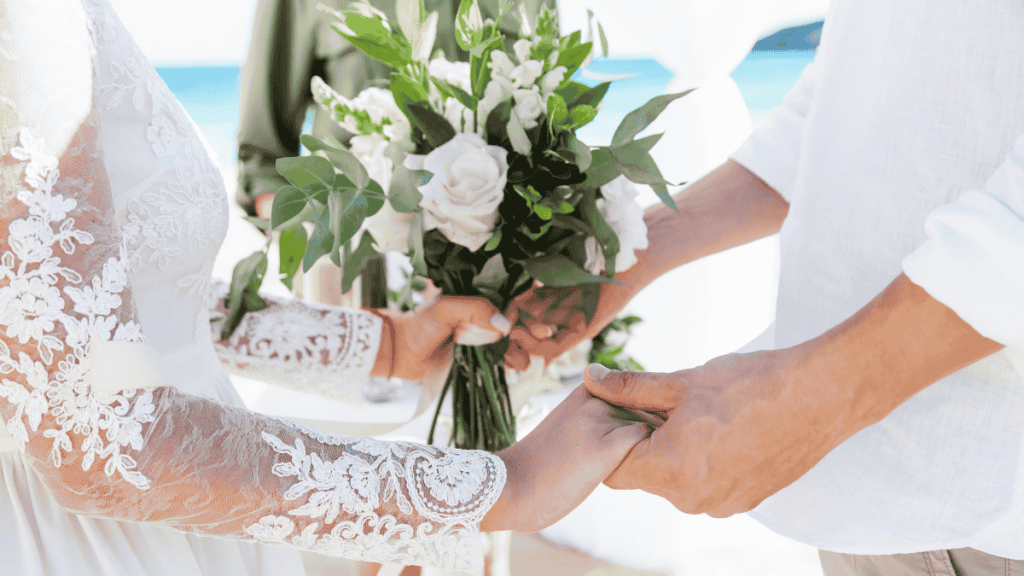 Elopement Hochzeit, Brautpaar hält sich an den Händen