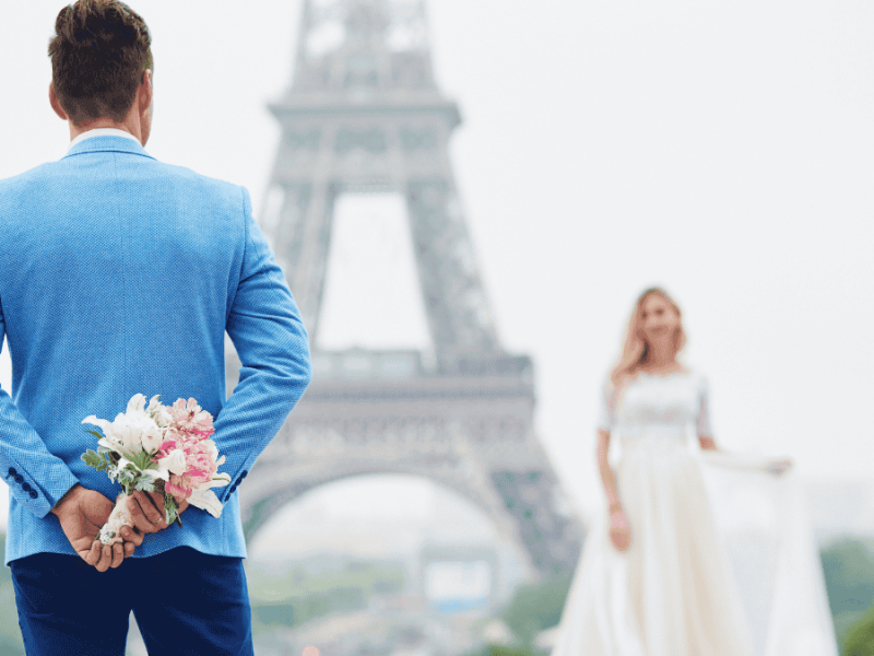Elopement Hochzeit, Brautpaar steht vor dem Eifelturm