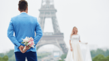 Elopement Hochzeit, Brautpaar steht vor dem Eifelturm