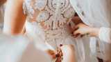 Getting ready Hochzeit, Brautkleid wird zugebunden