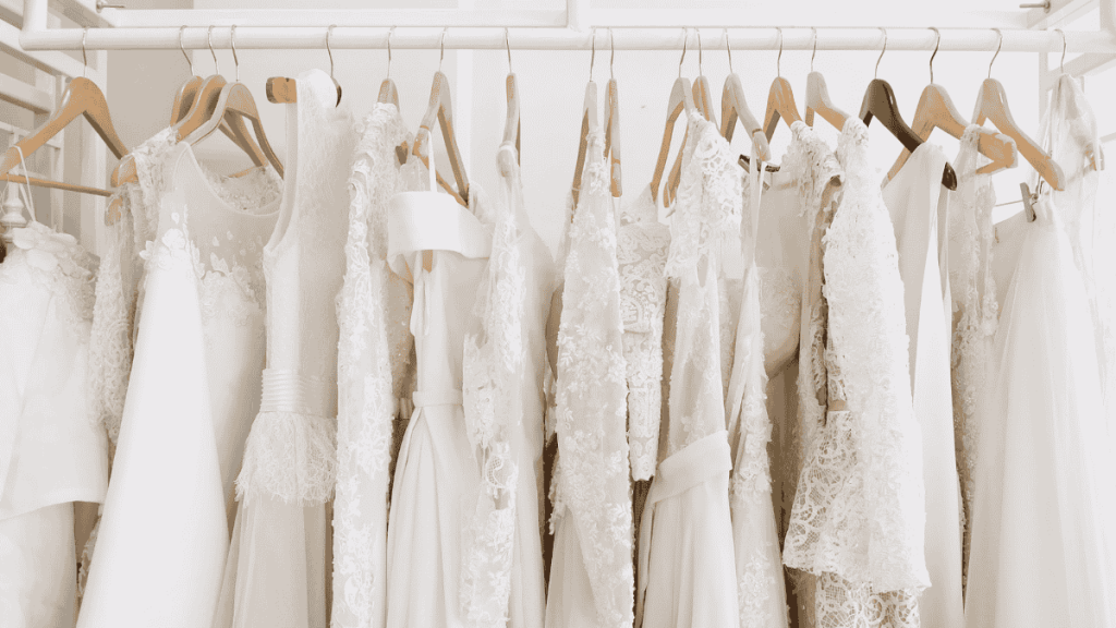 Hochzeitskleid kaufen, Brautkleider hängen auf einer Stange