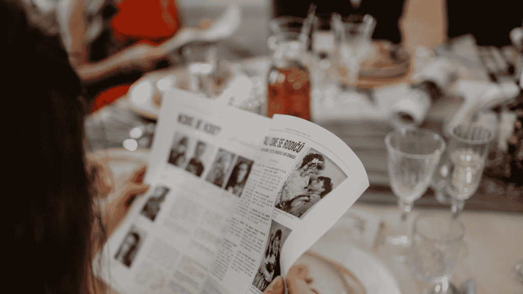 Hochzeitszeitung, Frau liest Zeitung