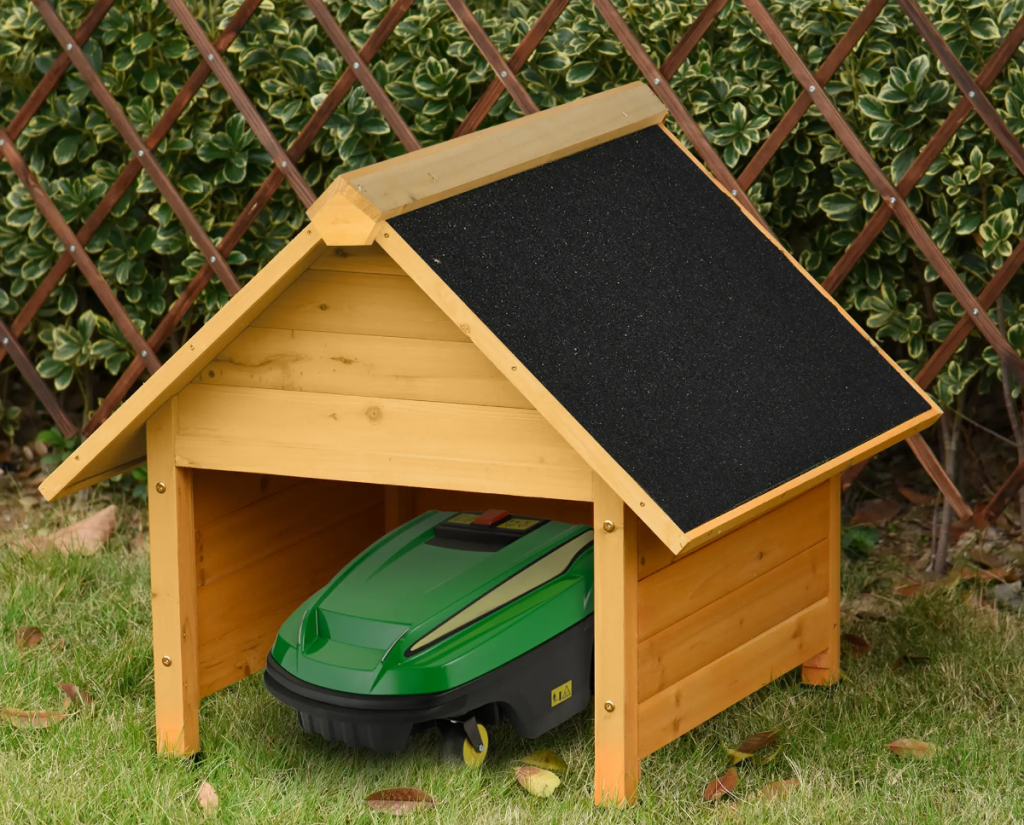 Eine Holzgarage mit Rasenmäher.
